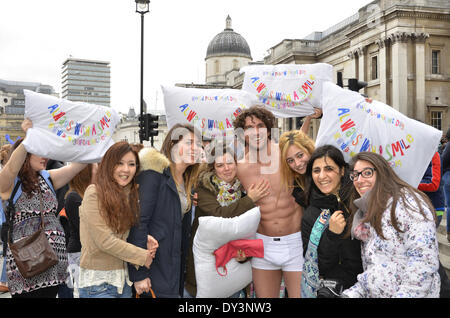 Londres, Royaume-Uni. Le 05 Avr, 2014. Journée mondiale de lutte contre l'oreiller - La fondation de bienfaisance se passe sur "Toujours avec le sourire" dans le cadre de la Journée mondiale du pillow fight à Trafalgar Square Crédit : Marcin Libera/Alamy Live News Banque D'Images