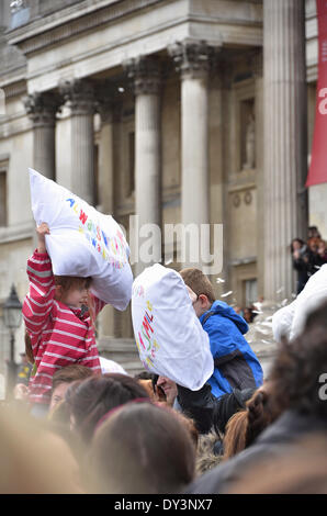 Londres, Royaume-Uni. Le 05 Avr, 2014. Journée mondiale de lutte contre l'oreiller - La fondation de bienfaisance se passe sur "Toujours avec le sourire" dans le cadre de la Journée mondiale du pillow fight à Trafalgar Square Crédit : Marcin Libera/Alamy Live News Banque D'Images