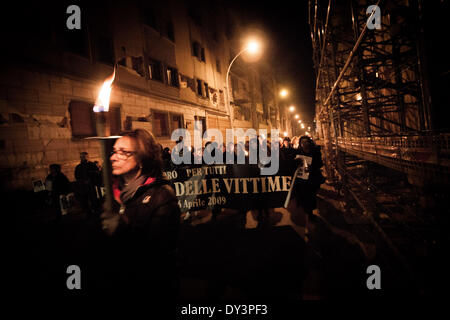 L'Aquila, Italie. 5 avril, 2014. Les gens participent à un rallye de bougies à l'Aquila, le 6 avril 2014 pour commémorer le cinquième anniversaire de l'important tremblement de terre qui a frappé la région. Des milliers de personnes a commencé sur une procession aux flambeaux pour commémorer la catastrophe. Les hommes et les femmes de tous âges ont défilé en silence et dans le froid, portant des bougies ou des torches dans les rues. Le 6 avril, 2009 tremblement de terre a tué 309 personnes et a dévasté la région. (Crédit Image : © Manuel Romano/NurPhoto ZUMAPRESS.com) / Banque D'Images