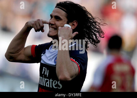 Paris, France. Le 05 Avr, 2014. Paris St Germain Cavani Edinson Roberto célèbre son score au cours de la Ligue française de football match 1 contre Stade de Reims à Paris, le 5 avril 2014. Paris St Germain a remporté le match 1-0. Crédit : Chen Xiaowei/Alamy Live News Banque D'Images