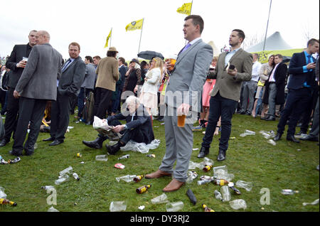 Liverpool, Royaume-Uni. Le 05 Avr, 2014. Racegoers profitez d'un samedi après-midi pluvieux dans le boîtier sur le Grand Steeple journée nationale à Aintree hippodrome à Liverpool, Royaume-Uni le 5 mars 2014. Credit : Pak Hung Chan/Alamy Live News Banque D'Images