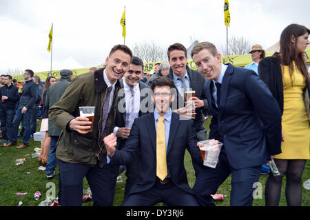 Liverpool, Royaume-Uni. Le 05 Avr, 2014. Racegoers au Grand National en 2014, Aintree Liverpool Crédit : Pak Hung Chan/Alamy Live News Banque D'Images