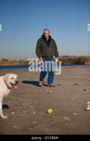 10/31/08 - Auteur Peter Matthiessen à Sagg Plage principale près de sa maison à Sagaponack, New York le 31 octobre 2008. Matthiessen est mort 4/5/14 Banque D'Images