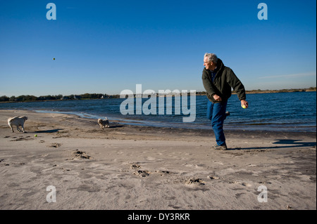 10/31/08 - Auteur Peter Matthiessen à Sagg Plage principale près de sa maison à Sagaponack, New York le 31 octobre 2008. Matthiessen est mort 4/5/14 Banque D'Images