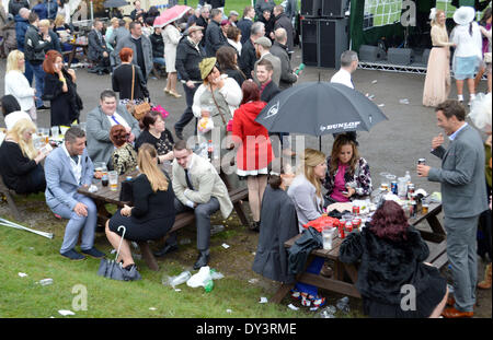 Liverpool, Royaume-Uni. Le 05 Avr, 2014. Racegoers au Grand National en 2014, Aintree Liverpool Crédit : Pak Hung Chan/Alamy Live News Banque D'Images