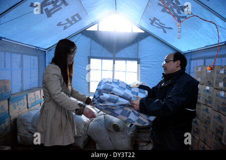 Yongshan, la province chinoise du Yunnan. 5ème apr 2014. Une femme se quilt à un règlement site dans quake-hit Baisheng Village de Yongshan County, au sud-ouest de la province chinoise du Yunnan, le 5 avril 2014. Au moins 25 personnes ont été blessées et 21 000 déplacés en raison de la 5.3-magnitude tremblement de terre qui a frappé le comté tôt le samedi. © Hu Chao/Xinhua/Alamy Live News Banque D'Images