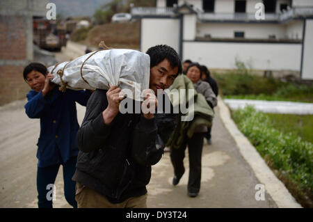 Yongshan, la province chinoise du Yunnan. 5ème apr 2014. Les gens transmettre des approvisionnements de secours dans quake-hit Yongshan County, au sud-ouest de la province chinoise du Yunnan, le 5 avril 2014. Au moins 25 personnes ont été blessées et 21 000 déplacés en raison de la 5.3-magnitude tremblement de terre qui a frappé le comté tôt le samedi. © Hu Chao/Xinhua/Alamy Live News Banque D'Images