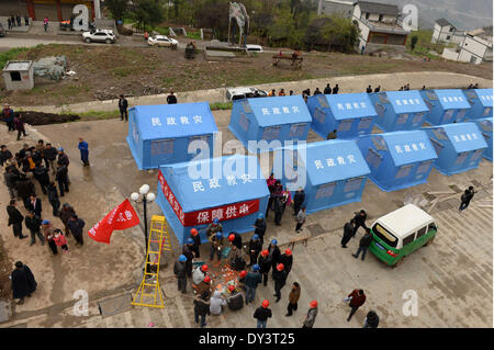 Yongshan, la province chinoise du Yunnan. 5ème apr 2014. Les gens en choisissant un site de règlement dans quake-hit Baisheng Village de Yongshan County, au sud-ouest de la province chinoise du Yunnan, le 5 avril 2014. Au moins 25 personnes ont été blessées et 21 000 déplacés en raison de la 5.3-magnitude tremblement de terre qui a frappé le comté tôt le samedi. © Hu Chao/Xinhua/Alamy Live News Banque D'Images