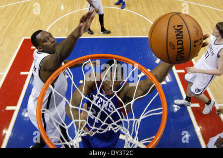 Phildaelphia, Pennsylvania, USA. 5 avril, 2014. Philadelphia 76ers l'avant Thaddeus Young (21) monte pour la tourné après avoir franchi les filets de Brooklyn center Andray Blatche (0) au cours de la NBA match entre les Brooklyn nets et les Philadelphia 76ers au Wells Fargo Center de Philadelphie, Pennsylvanie. Les filets a gagné 105-101. Christopher Szagola/Cal Sport Media Banque D'Images