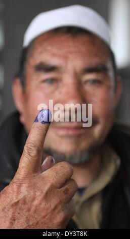 Kaboul, Afghanistan. 5ème apr 2014. Un homme afghan montre son doigt à l'encre après avoir déposer son bulletin dans un bureau de vote à Kaboul, Afghanistan, le 5 avril 2014. Le scrutin pour l'élection présidentielle en Afghanistan s'est achevé le samedi et le dépouillement des bulletins a commencé, l'élection présidentielle, ont dit. Un total de 6 218 centres de vote sont restés ouverts sur le jour de l'élection et autour de 7 millions d'électeurs, 36  % de femmes, ont jeté leurs votes. Credit : Ahmad Massoud/Xinhua/Alamy Live News Banque D'Images