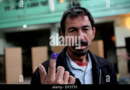Kaboul, Afghanistan. 5ème apr 2014. Un homme afghan montre son doigt à l'encre après avoir déposer son bulletin dans un bureau de vote à Kaboul, Afghanistan, le 5 avril 2014. Le scrutin pour l'élection présidentielle en Afghanistan s'est achevé le samedi et le dépouillement des bulletins a commencé, l'élection présidentielle, ont dit. Un total de 6 218 centres de vote sont restés ouverts sur le jour de l'élection et autour de 7 millions d'électeurs, 36  % de femmes, ont jeté leurs votes. Credit : Ahmad Massoud/Xinhua/Alamy Live News Banque D'Images