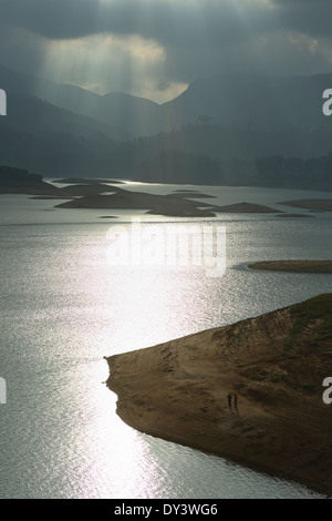 Les rayons du soleil brillant à travers les nuages d'orage de l'après-midi plus Maussakelle Maskeliya en réservoir, Sri Lanka Banque D'Images