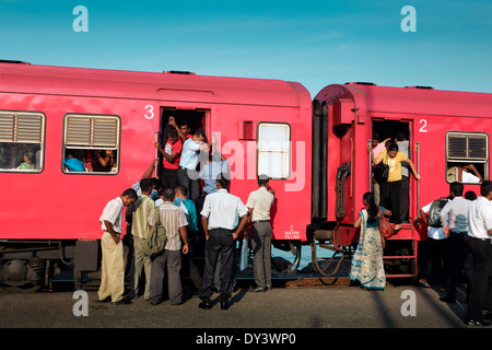 Train à la gare Bambalapitiya avec les usagers sur leur façon de travailler à Colombo, Sri Lanka Banque D'Images