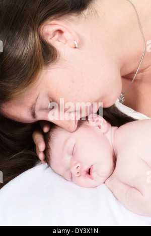 Moment d'amour entre une mère et son nouveau-né âgé de 11 jours Banque D'Images