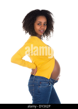 Jeune africain femme enceinte posant en jeans Banque D'Images