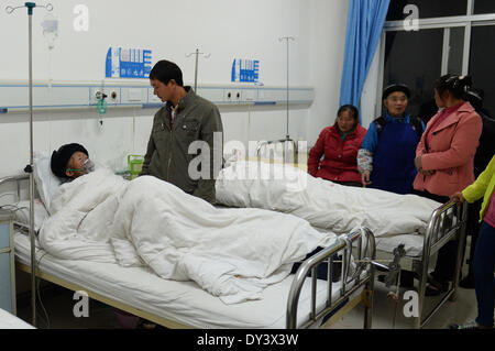 Yongshan, la province chinoise du Yunnan. 5ème apr 2014. Les personnes blessées dans le tremblement de recevoir un traitement médical dans le comté de Yongshan, sud-ouest de la province chinoise du Yunnan, le 5 avril 2014. Vingt-six personnes ont été blessées et 21 000 déplacés en raison de la 5.3-magnitude tremblement de terre qui a frappé le comté tôt le samedi. © Hu Chao/Xinhua/Alamy Live News Banque D'Images