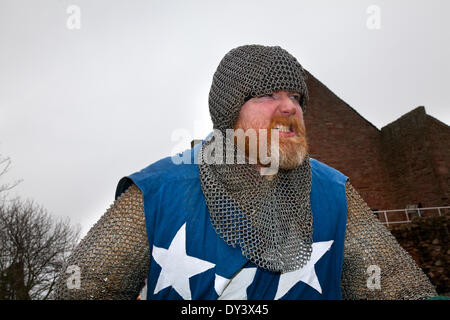 Arbroath, Ecosse, UK 5 avril 2014. Chevalier en colère dans la lutte contre l'un des interprètes et de reconstitution historique au Scottish Homecoming événement tenu au Arboath l'abbaye sur le Jour du tartan. Une attraction financé par le gouvernement écossais pour promouvoir attirer du tourisme dans l'année de l'indépendance de vote. Jour du tartan, commémore la signature de la Déclaration d'Arbroath sur le 6 avril, 1320. Credit : Mar Photographics/Alamy Live News Banque D'Images