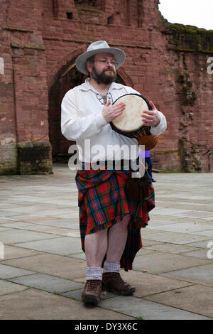 Arbroath, Ecosse, UK 5 avril 2014. Le batteur Angus McCurrach, membre de la tribu un groupe d'interprètes et de reconstitution historique au Scottish Homecoming événement tenu au Arboath l'abbaye sur le Jour du tartan. Une attraction financé par le gouvernement écossais pour promouvoir attirer du tourisme dans l'année de l'indépendance de vote. Jour du tartan, commémore la signature de la Déclaration d'Arbroath sur le 6 avril, 1320. Credit : Mar Photographics/Alamy Live News Banque D'Images