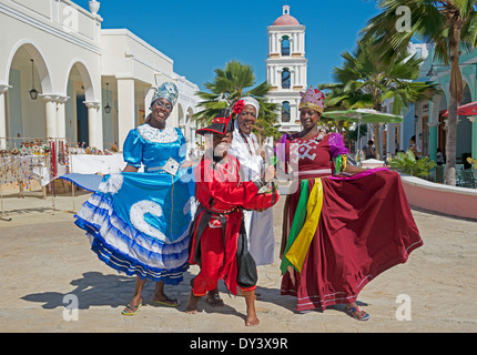 Quatre danseuses en costumes colorés Pueblo Estrella Cayo Santa Maria Cuba Banque D'Images