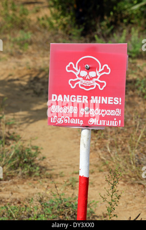 Les signaux d'avertissement de danger des mines terrestres, le déminage en cours dans l'ex-guerre déchirée à Jaffna, au Sri Lanka Banque D'Images