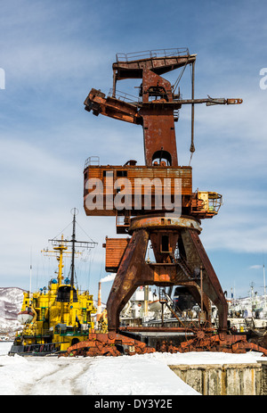 Ancienne grue sur le port. Banque D'Images