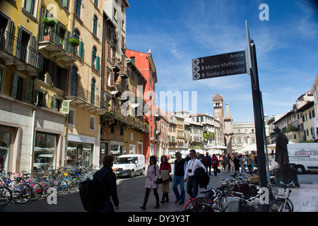 Avril 26,2012.Verone,.piazza delle Erbe.Indicazioni turistiche Banque D'Images