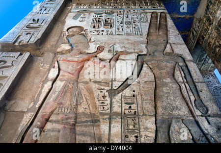 Temple de Ramsès III à Médinet Habou : reliefs sur la première cour Banque D'Images