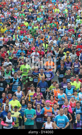 Glissières de la concurrence dans le 5ème Marathon de Brighton. Photo par James Boardman Banque D'Images