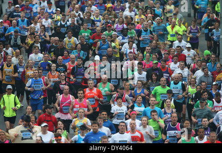Glissières de la concurrence dans le 5ème Marathon de Brighton. Photo par James Boardman Banque D'Images