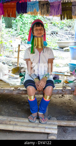 Chiang Mai, Thaïlande - 09 décembre 2013 : long cou Femme Kayan, un sous-groupe du peuple Karen rouge. Les femmes Kayan dire que porter les bagues est l'identité culturelle et associés à la beauté. Banque D'Images