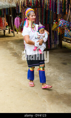 Chiang Mai, Thaïlande - 09 décembre 2013 : long cou Femme Kayan, un sous-groupe du peuple Karen rouge. Les femmes Kayan dire que porter les bagues est l'identité culturelle et associés à la beauté. Banque D'Images