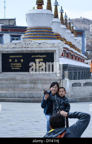 Huangzhong County, Province de Qinghai en Chine. 6ème apr 2014. Deux touristes posent pour des photos dans le monastère de Kumbum à Huangzhong Comté de Xining, capitale de la province du Qinghai dans le nord-ouest de la Chine, le 6 avril 2014. Le Monastère de Kumbum est une principale destination des pèlerins bouddhistes tibétains. C'est aussi une attraction touristique majeure dans la région de Qinghai, qui dispose de magnifiques peintures murales religieuses, des sculptures de beurre et appliques Thangka. © Wu Gang/Xinhua/Alamy Live News Banque D'Images