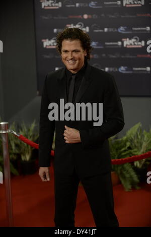 La ville de Panama, Panama. 5ème apr 2014. Colmbian chanteur Carlos Vives, pose au tapis rouge lors de la première édition de la platine du cinéma ibéro-américain à Panama City, capitale du Panama, le 5 avril 2014. Credit : Mauricio Valenzuela/Xinhua/Alamy Live News Banque D'Images