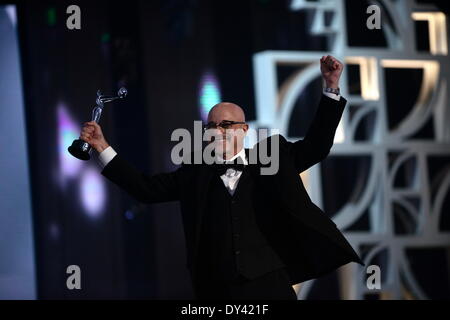 La ville de Panama, Panama. 5ème apr 2014. Compositeur argentin Emilio Kauderer réagit après avoir reçu le prix de Meilleure musique originale lors de la première édition de la platine du cinéma ibéro-américain, à Panama City, capitale du Panama, le 5 avril 2014. Credit : Mauricio Valenzuela/Xinhua/Alamy Live News Banque D'Images