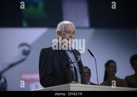 La ville de Panama, Panama. 5ème apr 2014. Directeur espagnol Diego Galan réagit après avoir reçu le Prix du meilleur film documentaire lors de la première édition de la platine du cinéma ibéro-américain, à Panama City, capitale du Panama, le 5 avril 2014. Credit : Mauricio Valenzuela/Xinhua/Alamy Live News Banque D'Images