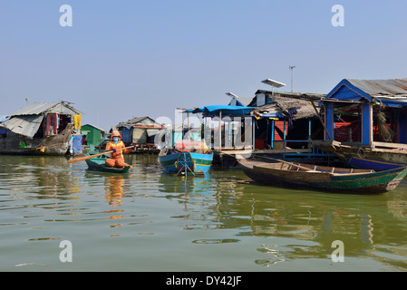 Maisons flottantes et école, partie d'un grand village de pêcheurs sur le lac Tonle SAP, Cambodge, Asie du Sud-est Banque D'Images