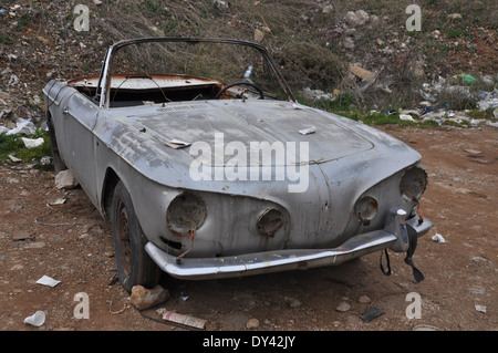 Une voiture classique décapotable 1960s est abandonnée dans les collines au-dessus de Beyrouth, au Liban. Banque D'Images