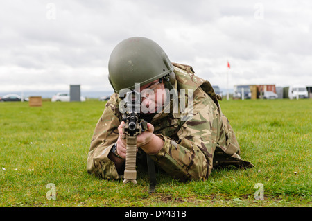 Un soldat de l'armée britannique se trouve en décubitus ventral sur un champ de tir avec une SA80 L85A2 Assault Rifle Banque D'Images