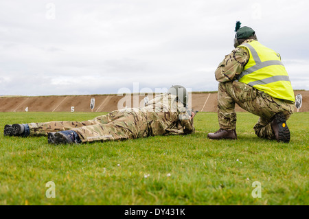 Un soldat de l'armée britannique se trouve en décubitus ventral sur un champ de tir avec une SA80 L85A2 Assault Rifle Banque D'Images