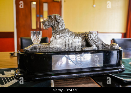 De l'argenterie du régiment Royal Irish Regiment avec leur mascotte, lévrier irlandais Brian Boru Banque D'Images