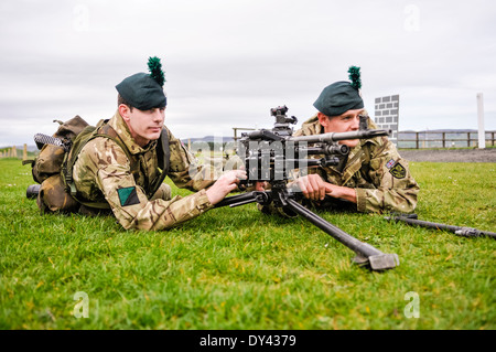 Deux soldats du 2e régiment Royal Irish Batt se préparer à un incendie (Mitrailleuse) MP Banque D'Images