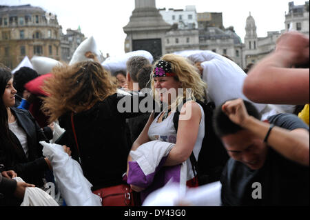 Trafalgar Square, London, UK, 5 avril 2014. Des centaines de personnes se sont réunis à Trafalgar Square pour une f ash pour l'International mob Pillow Fight Day 2014 : Crédit Giulia Fiori/Alamy Live News Banque D'Images