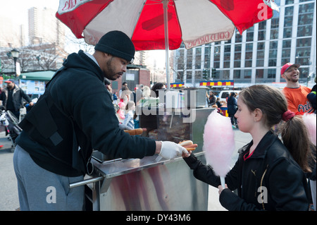 Un vendeur de hot-dog à un carnaval dans le sud de Manhattan, New York City. Banque D'Images