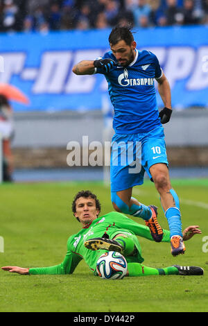 Saint-pétersbourg, Russie. 06 avril 2014. Terrain Miguel Danny (R) de la FC Zenit eddv pour le milieu de terrain de balle avec Roman Eremenko (L) de la FC Rubin lors d'une fédération de football Ligue 1 match entre FC Zenit Saint-Pétersbourg et FC Rubin Kazan au stade Petrovsky à Saint-Pétersbourg, en Russie. (Photo de Anna Volkova / Pacific Press/Alamy Live News) Banque D'Images