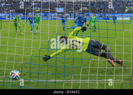 Saint-pétersbourg, Russie. 06 avril 2014. striker Hulk ( C)du FC Zenit tire le but de pénalité de Yuri Nesterenko gardien du FC Rubin lors d'une fédération de football Ligue 1 match entre FC Zenit Saint-Pétersbourg et FC Rubin Kazan au stade Petrovsky à Saint-Pétersbourg, en Russie. (Photo de Anna Volkova / Pacific Press/Alamy Live News) Banque D'Images