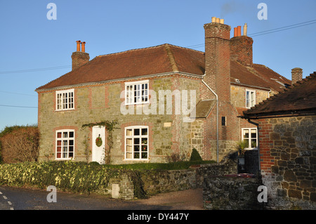 Une ancienne maison de campagne anglaise en pierre à Pulborough, West Sussex, Royaume-Uni Banque D'Images