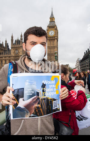 Londres, Royaume-Uni. 06 avr, 2014. Un petit groupe d'écologistes, Roumains principalement dans le cadre d'une campagne mondiale, les protestations de Westminster Bridge contre la fracturation hydraulique à Pungesti, Roumanie et à Barton Moss, en Angleterre. Crédit : Paul Davey/Alamy Live News Banque D'Images