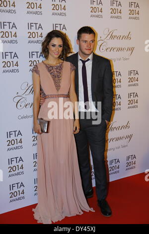 Dublin, Irlande. 5 avril 2014. Modèle Iris Madeleine Mulqueen (à gauche) et sa fiancŽe American-Irish Lea Polonski acteur Jack poser pour les caméras sur le tapis rouge. Lea Polonski Jack était le meilleur acteur de l'IFTA 2013 film gagnant. La 11e Irish Film & Television Awards 2014 ont eu lieu à l'établissement DoubleTree by Hilton Hotel à Dublin. La cérémonie a été suivie par l'Irlandais et des célébrités internationales ainsi que le Président irlandais Michael D. Higgins qui ont reçu une contribution exceptionnelle d'Honneur. Crédit : Michael Debets/Alamy Live News Banque D'Images