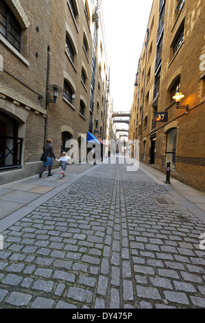 Le réaménagement de bâtiments anciens entrepôts de galets street dans la zone de Shad Thames, Londres, Angleterre, Royaume-Uni. Banque D'Images