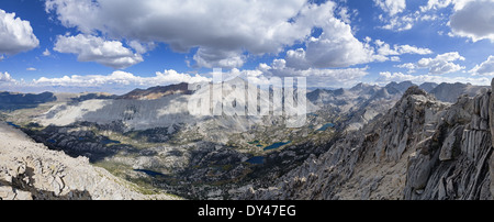 Panorama depuis le sommet du mont Starr dans les montagnes de la Sierra Nevada à la recherche dans la vallée du ruisseau Rock Banque D'Images